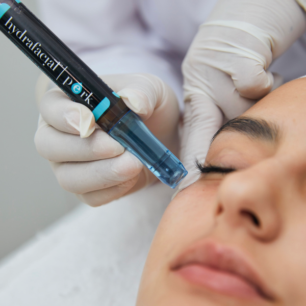 hydrafacial roller applying a eye perk during a platinum hydrafacial