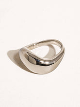 Load image into Gallery viewer, Erin 18K Non-Tarnish Classic Wavy Band

