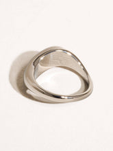 Load image into Gallery viewer, Erin 18K Non-Tarnish Classic Wavy Band
